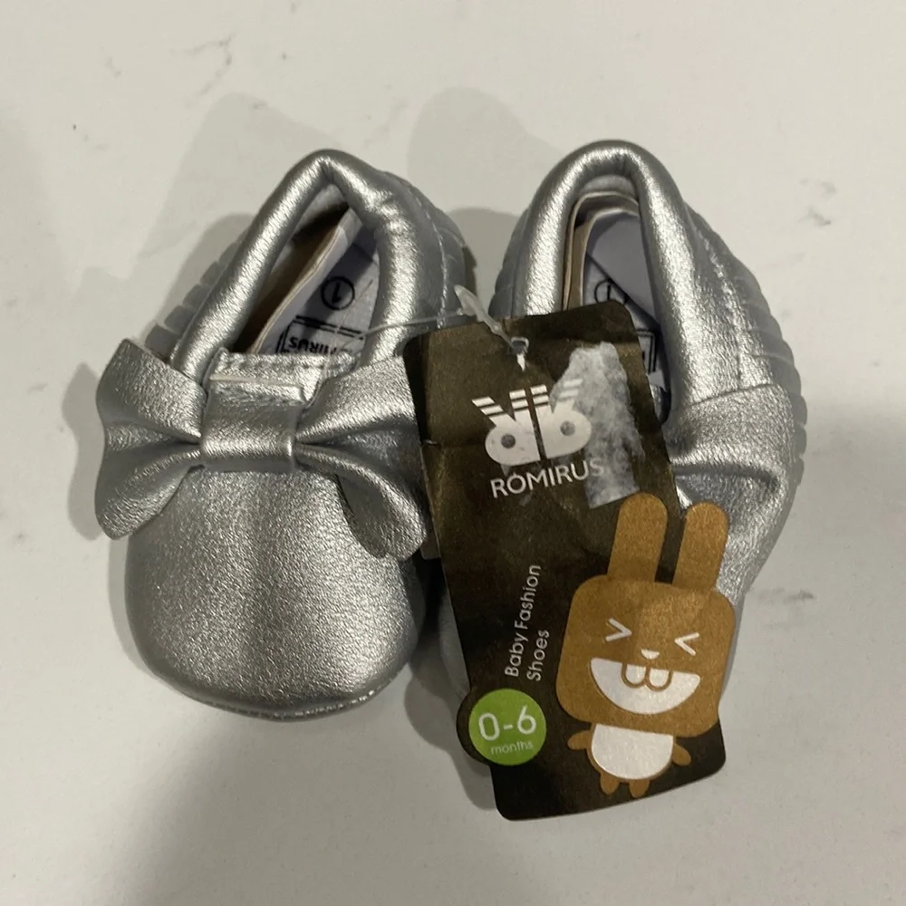 Romirus baby shoes Baby Moccasins bows and fringe NWT silver 0-6 months size 1